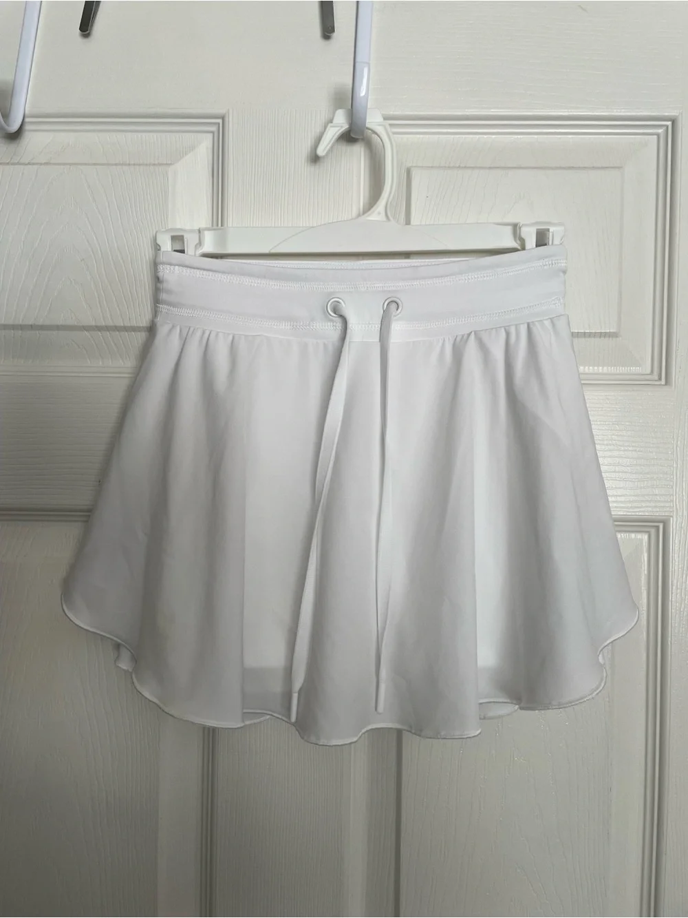 SO Juniors XS White Flowy Tennis Skirt with Drawstring Waist